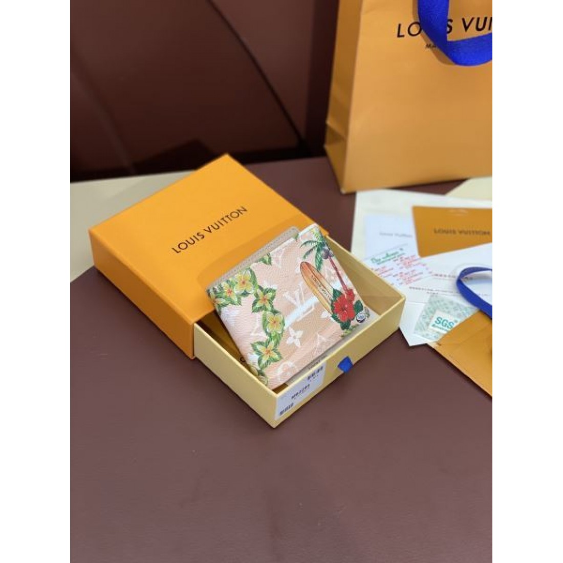 スタイリッシュで実用的な LOUIS VUITTON ルイヴィトン コピー 二つ折り財布