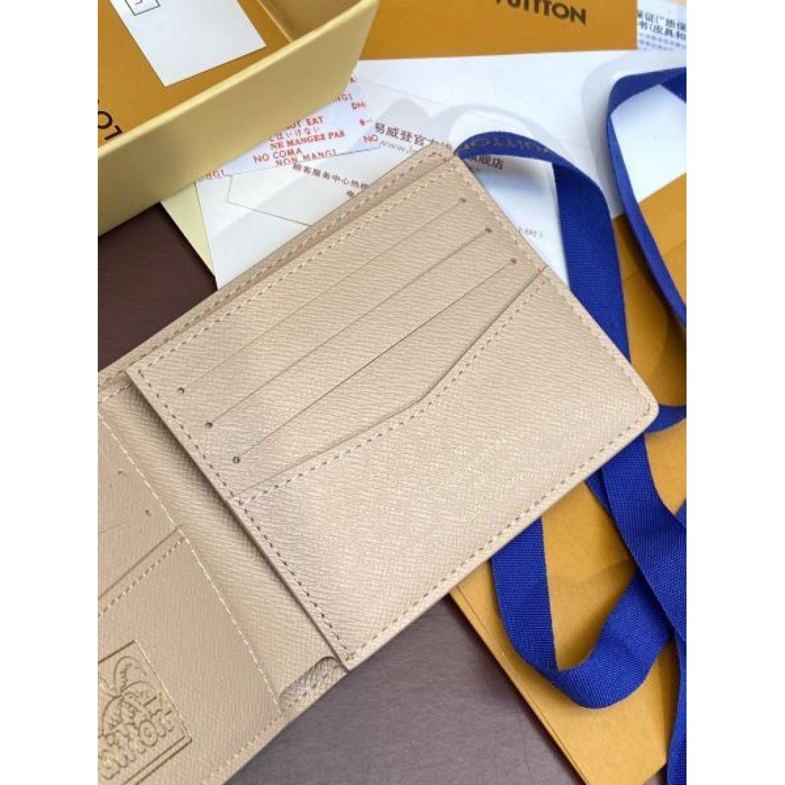 スタイリッシュで実用的な LOUIS VUITTON ルイヴィトン コピー 二つ折り財布 