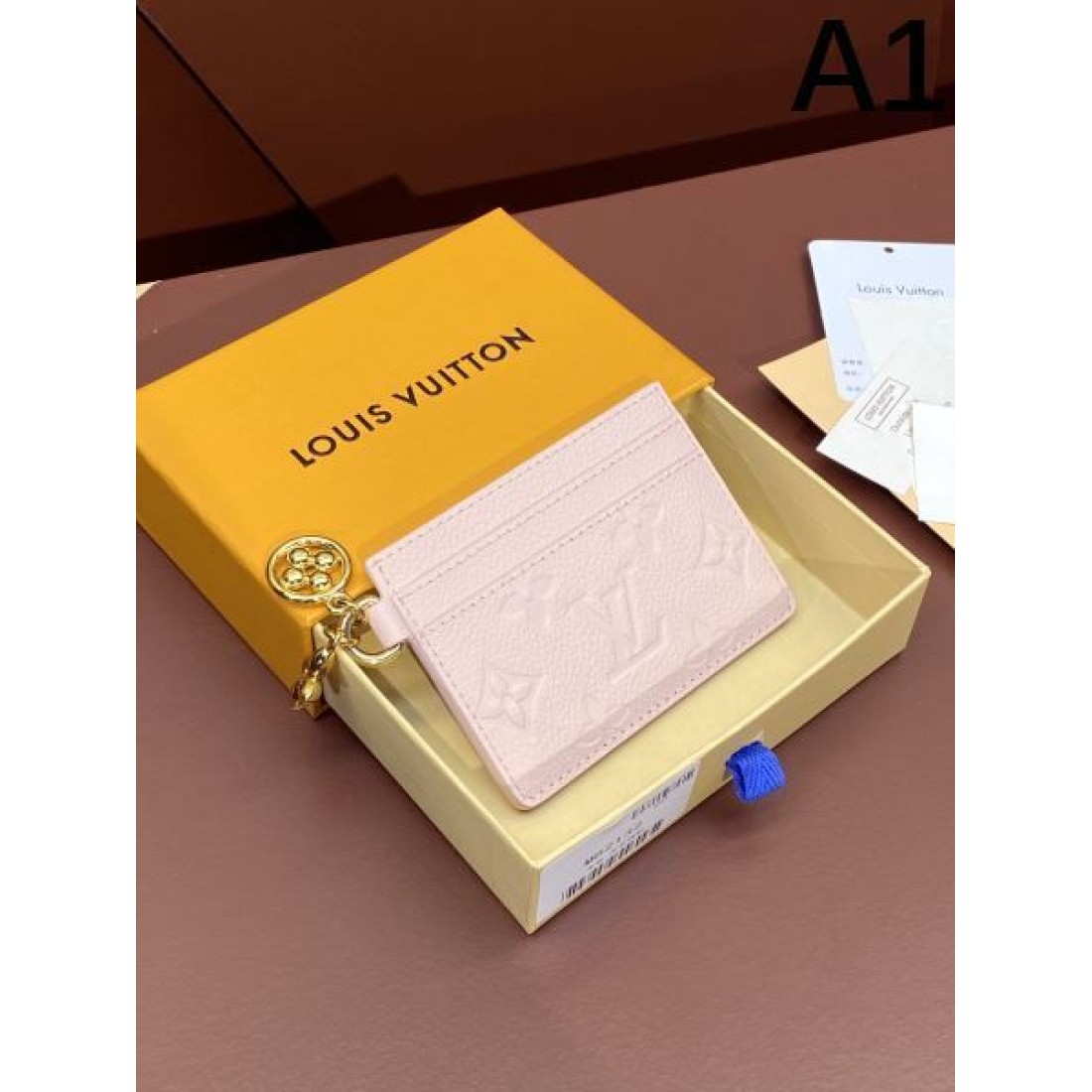 実用的で軽やかな LOUIS VUITTON ルイヴィトン コピー カードケース モダンな