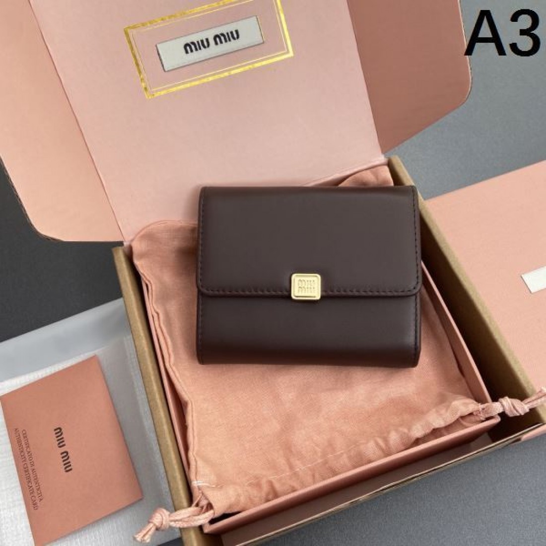 可愛らしくコンパクトな MIU MIU ミュウミュウ コピー 三つ折り財布 