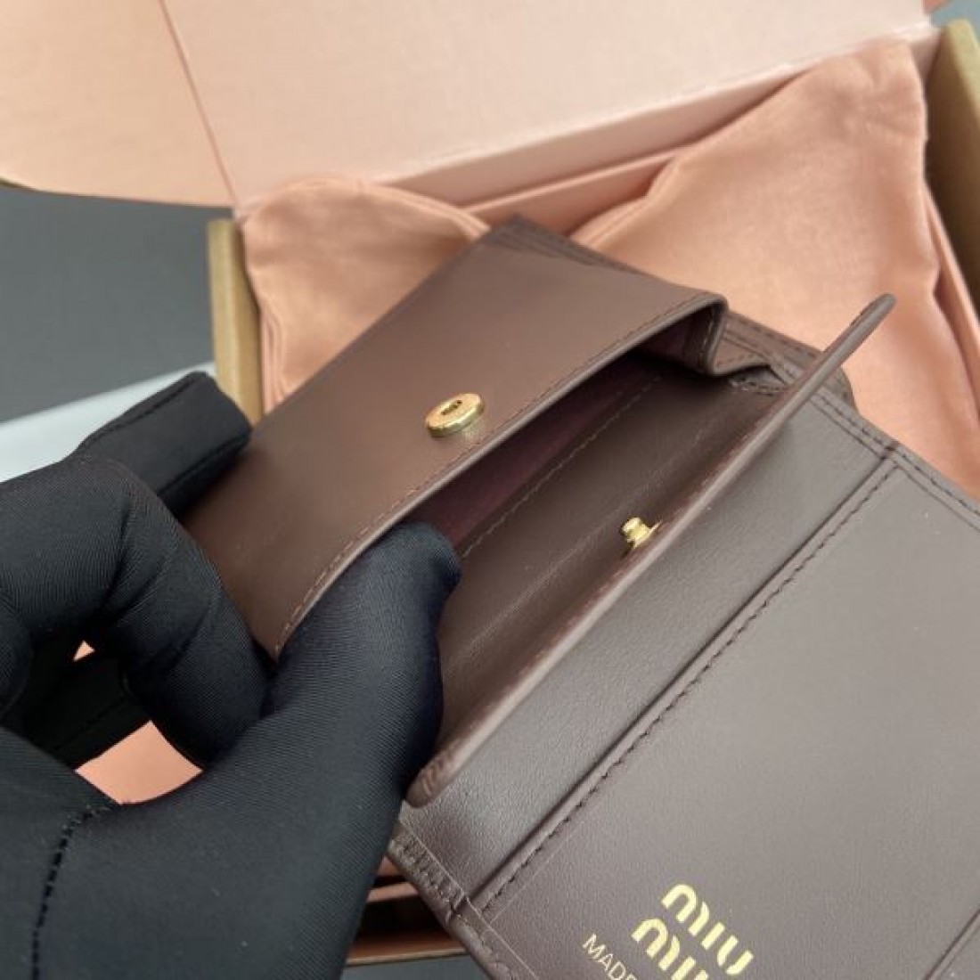 可愛らしくコンパクトな MIU MIU ミュウミュウ コピー 三つ折り財布 