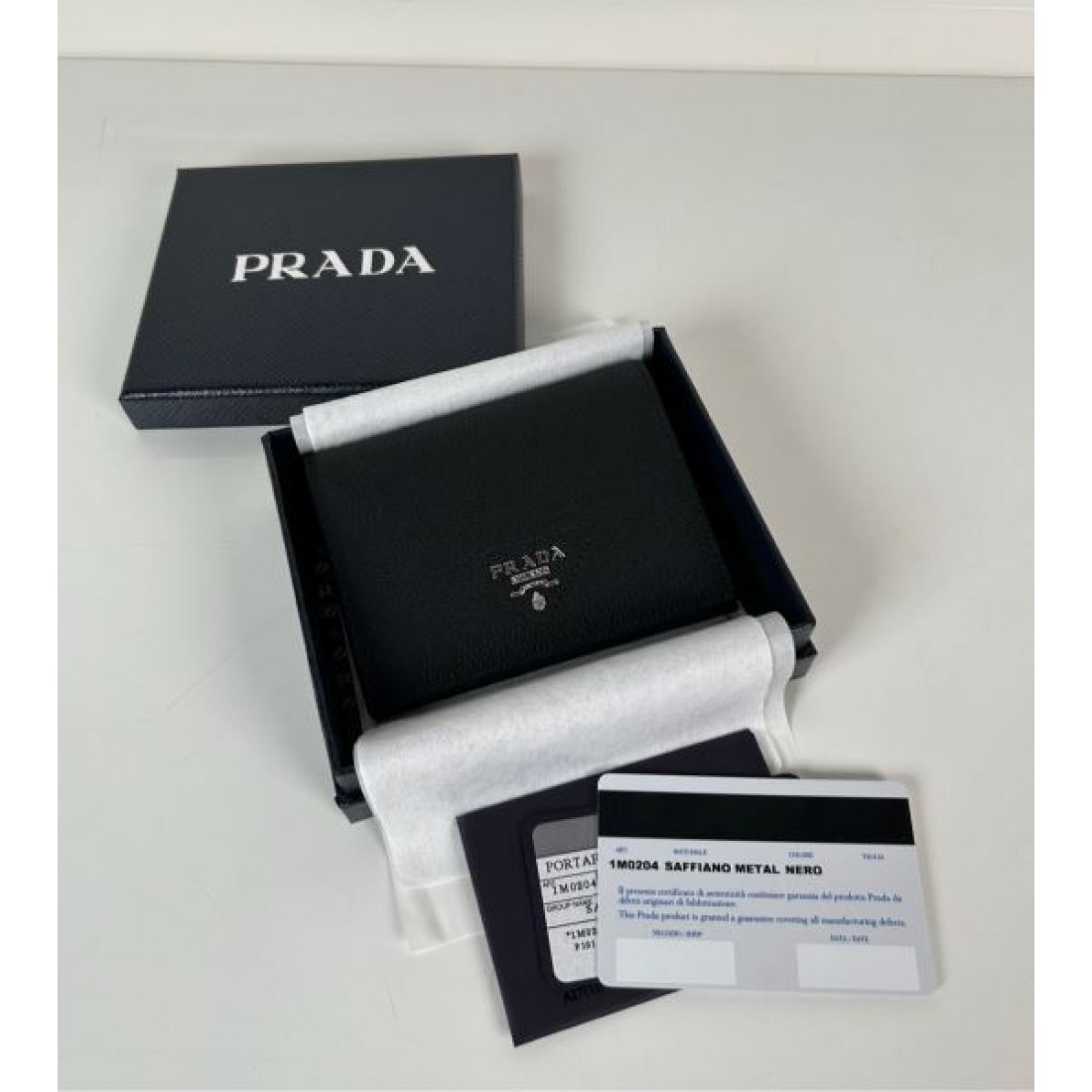 ミニマルでスリムな PRADA プラダ コピー 二つ折り財布 知的なフォルム
