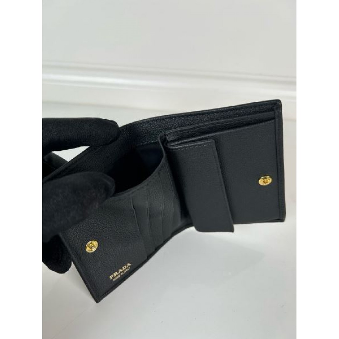 PRADA プラダ コピー 二つ折り財布 洗練された柔らかい印象と実用性