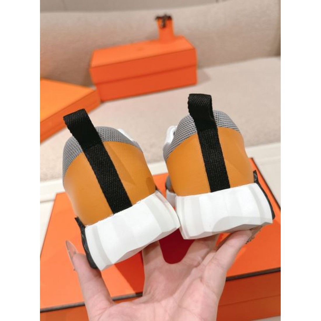 高級感と快適さを両立した HERMES エルメス コピー スニーカー が選ばれる