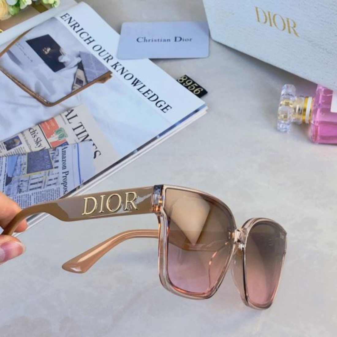 洗練された魅力を放つ DIOR ディオール コピー サングラス モダンな印象に