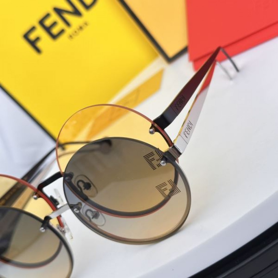 FENDI フェンデイ コピー サングラス クラシカルで洗練された雰囲気を演出