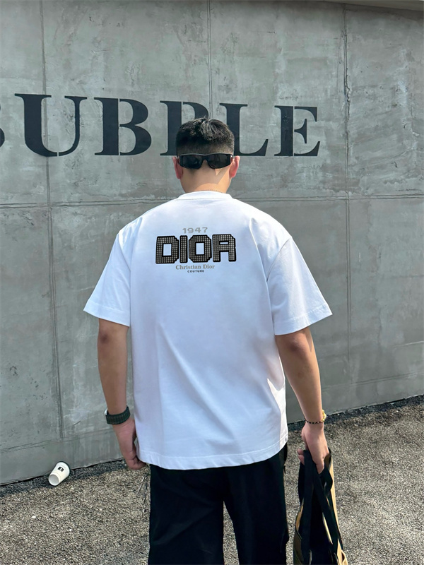 背中で語るクラシックDIOR スーパー コピー Tシャツで魅せるモダンな品格