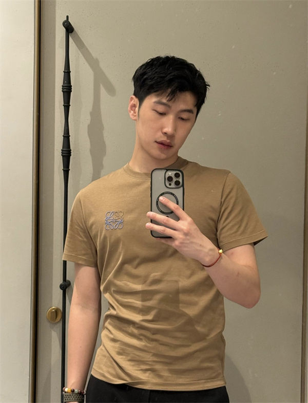 静けさの中に宿る美Loewe スーパーコピー Tシャツで魅せる上品な存在感