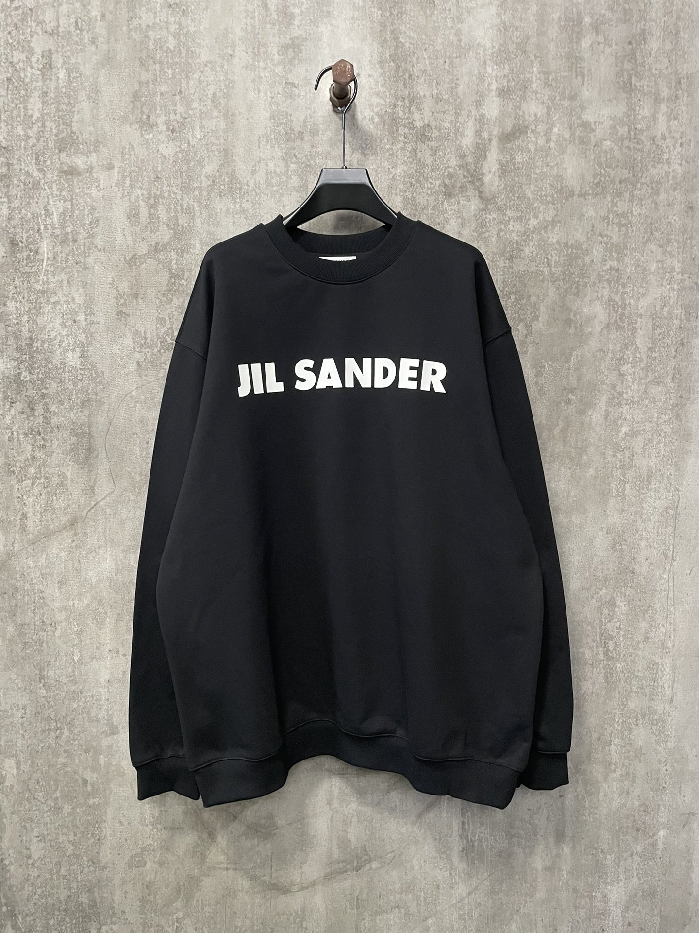 JIL SANDER のミニマルな美学：シンプルさが紡ぐ高級感の世界
