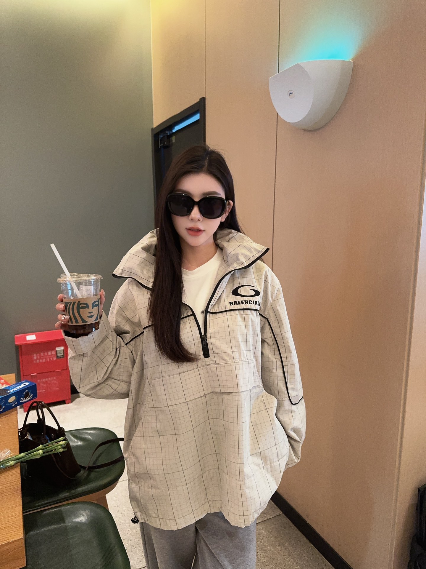Balenciaga のチェック柄アナコンパーカー、アスレチックならではの遊び心と高級感で日常を彩る
