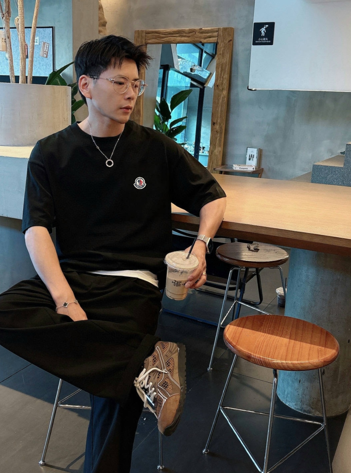 日常スタイルに彩る、モンクレールのシンプルさと品質