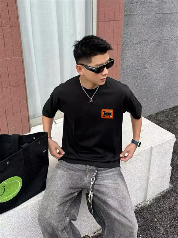 控えめな上質をまとうHermes スーパーコピー Tシャツで完成させる洗練カジュアル