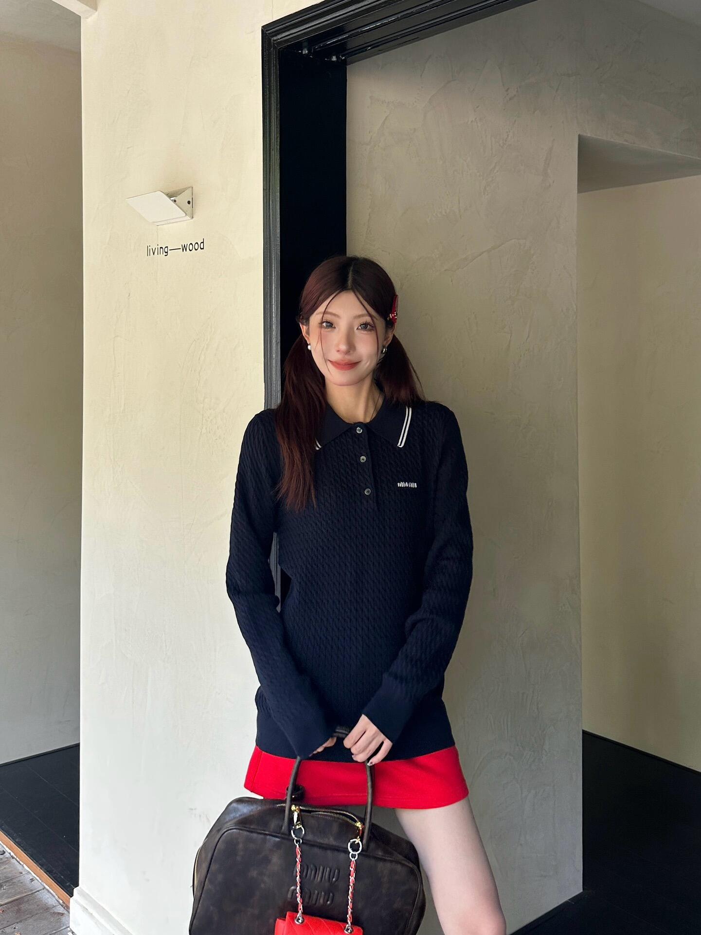Miu Miu の新作ロングスリーブニット、クラシックと遊び心が融合した秋の定番アイテム