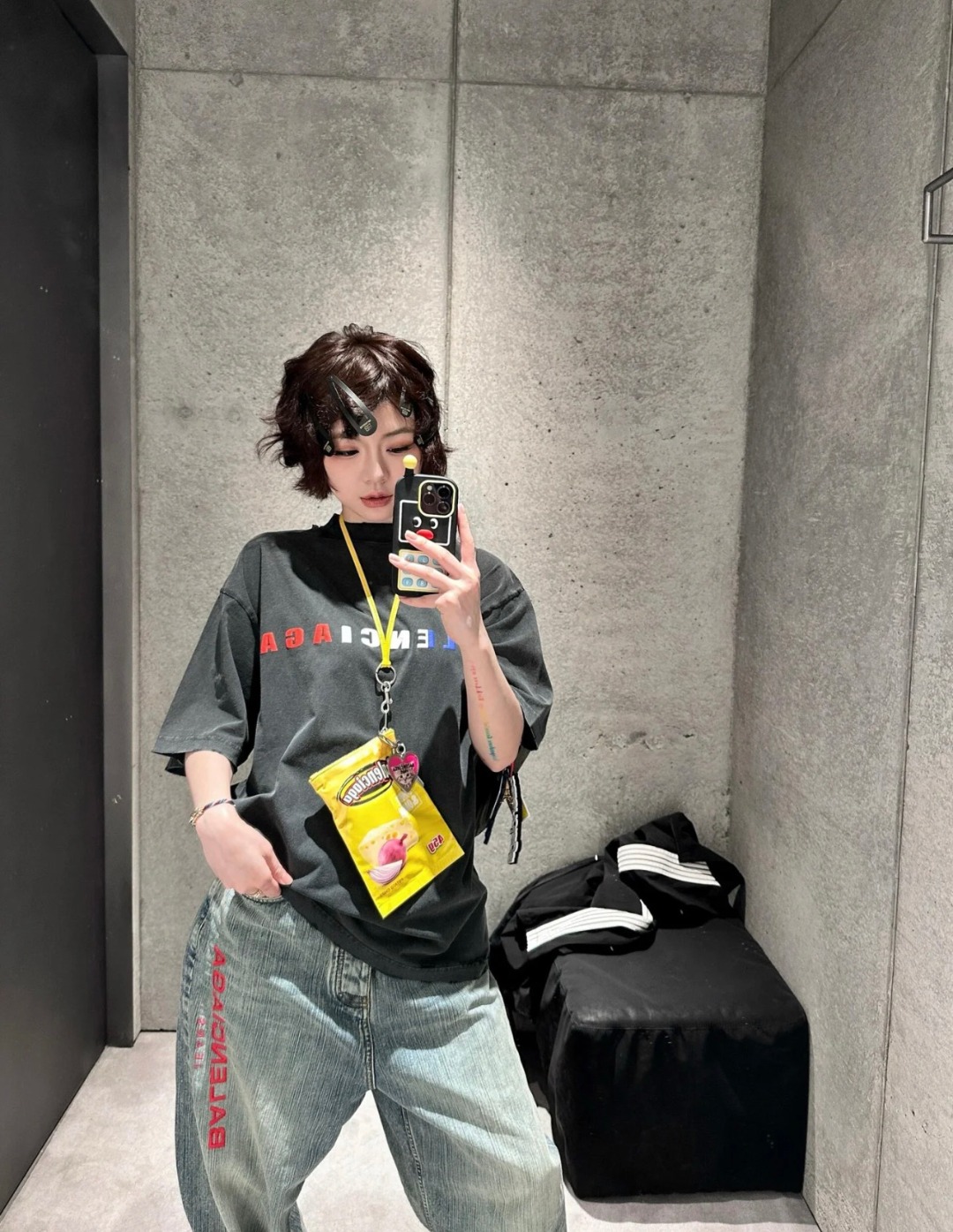 Balenciaga のヴィンテージ調ショートスリーブ T シャツ、ロゴとデストロイドデニムが奏でるストリートファッショ
