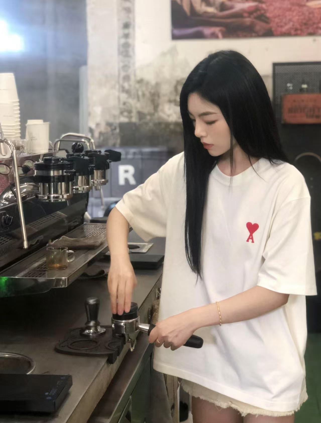 AMI T シャツ：カジュアルで魅力的な日常ファッションアイテム