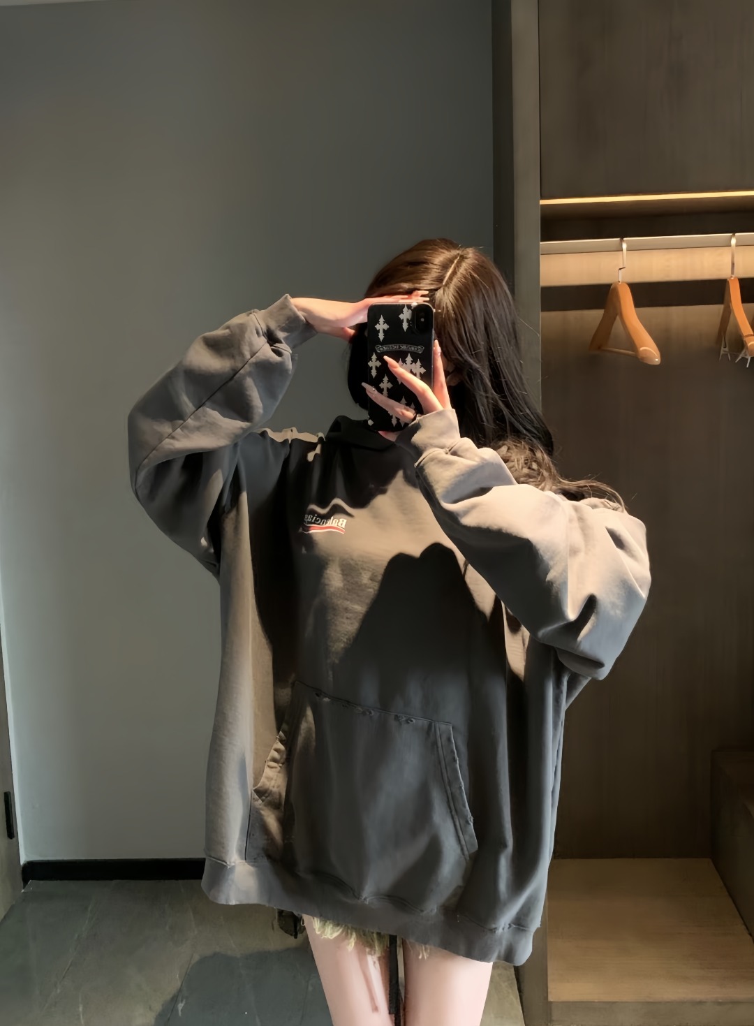 Balenciaga のオーバーサイズパーカー、日常と高級ファッションの境界を曖昧にする万能アイテム