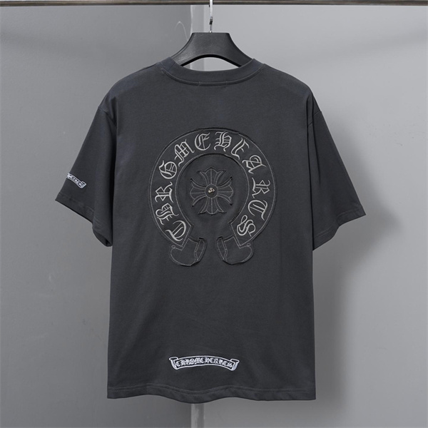  クロムハーツ コピー  tシャツが放つ圧倒的存在感、CHROME HEARTSらしい重厚なバックデザインに惹かれる一枚