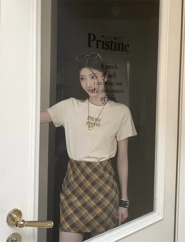  一枚で完成する、ミュウミュウ コピー Tシャツのフレンチガーリーコーデ