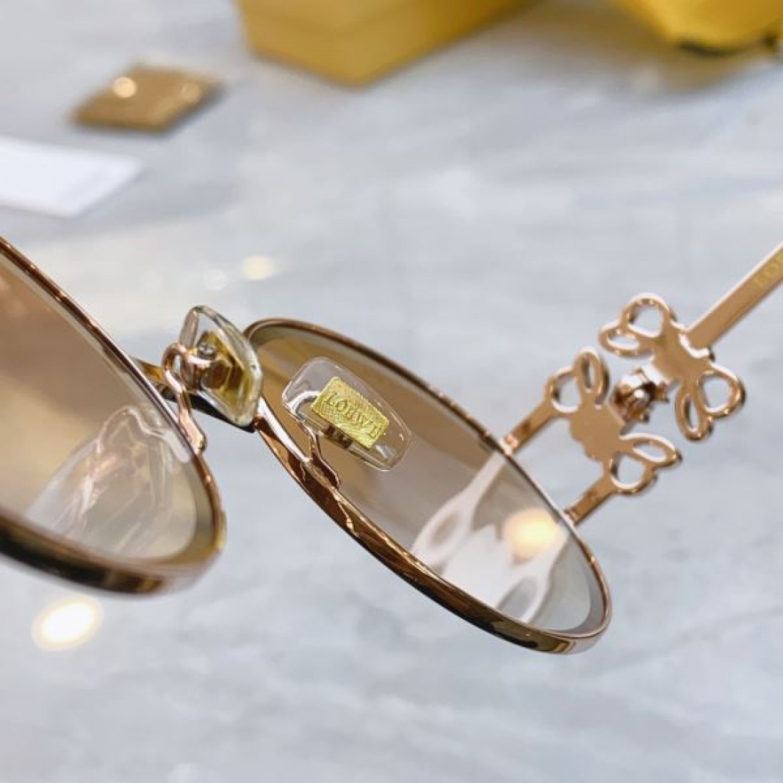 海外セレブ風コーデ LOEWE ロエベ コピー サングラス 高級感漂うデザイン