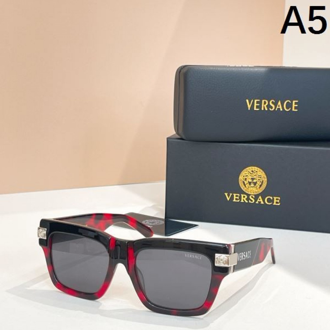 VERSACE ヴェルサーチェ コピー サングラス ゴージャスで官能的な魅力が際立つ