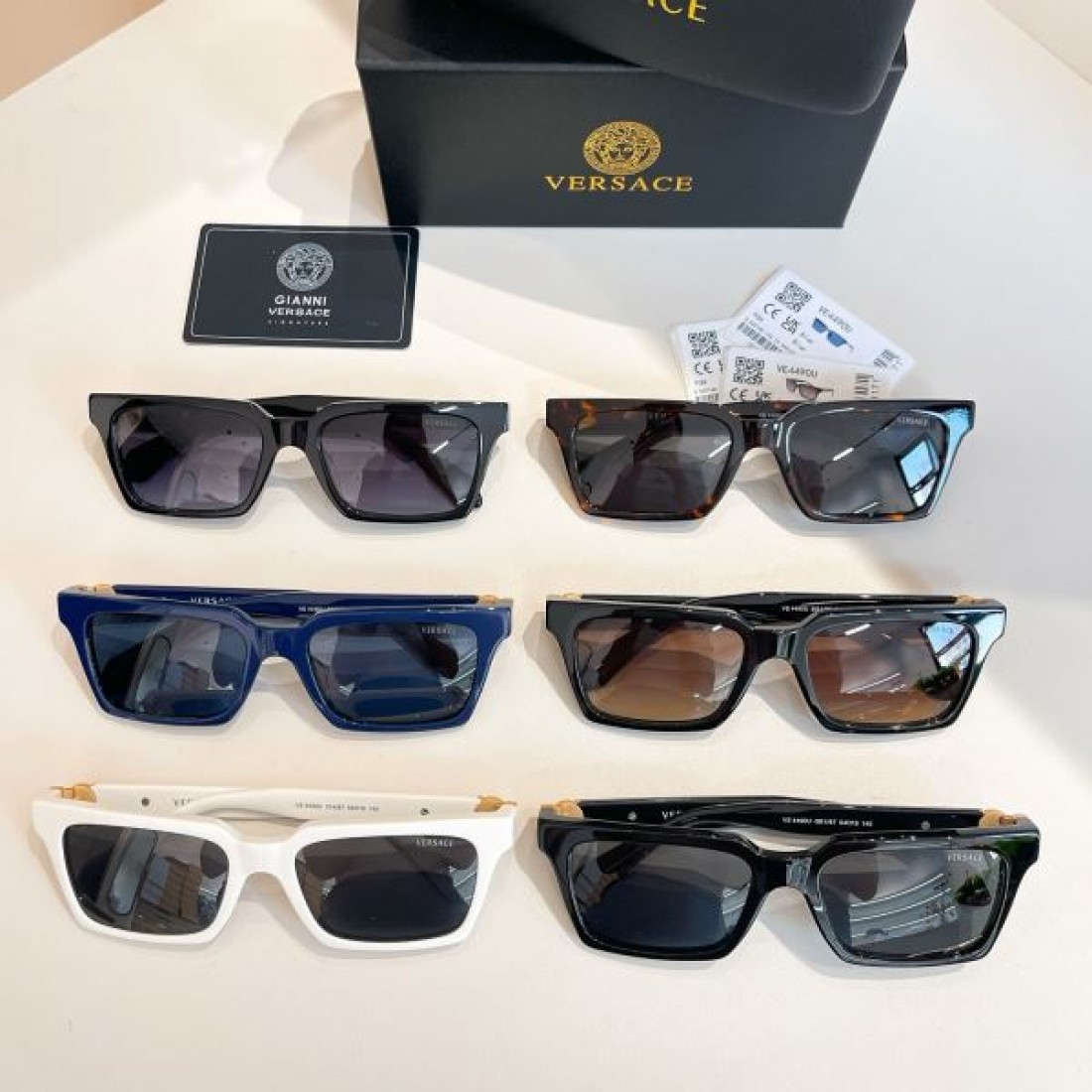VERSACE ヴェルサーチェ コピー サングラス トレンド感あふれるエッジィな仕上がり