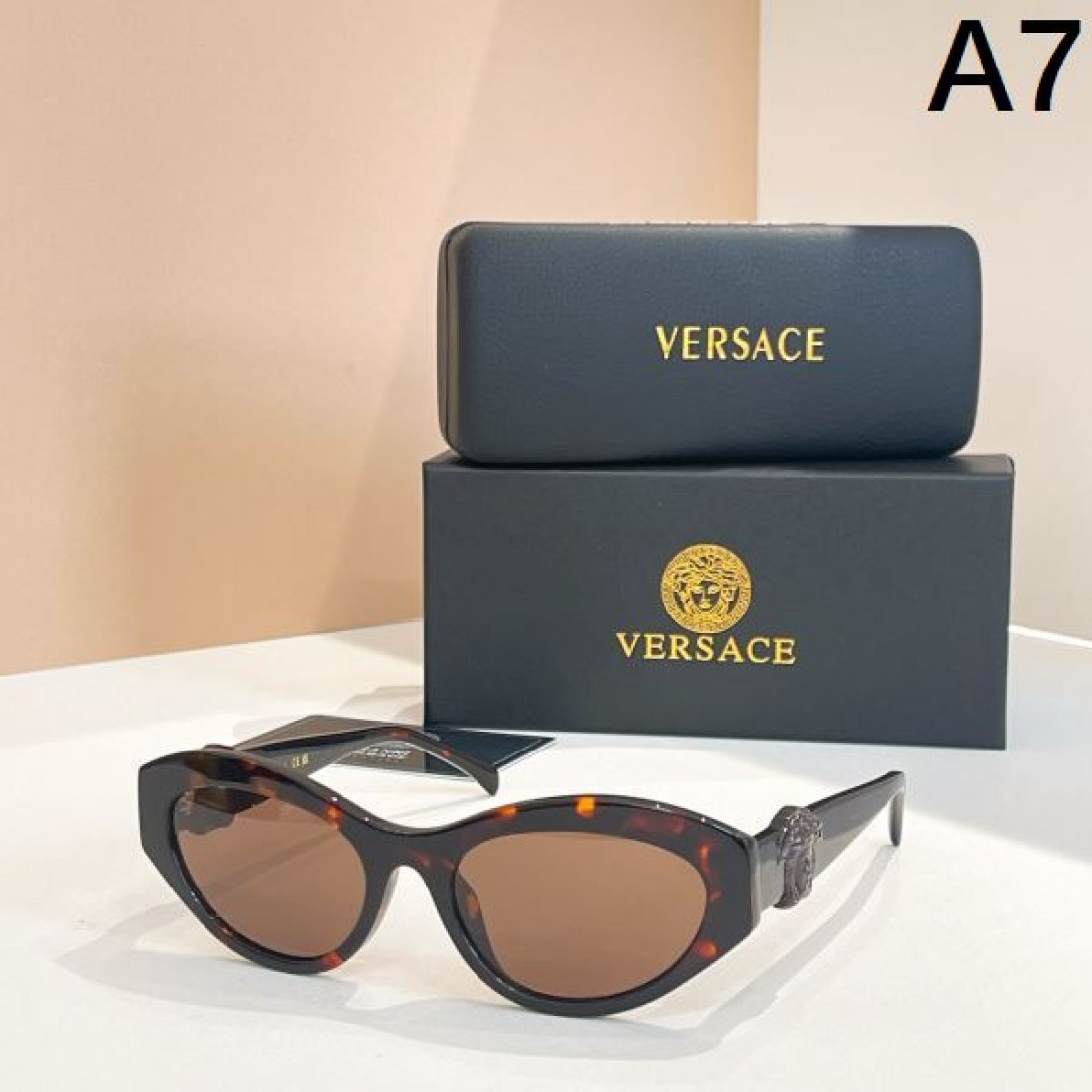 華やかでダイナミックな VERSACE ヴェルサーチェ コピー サングラス