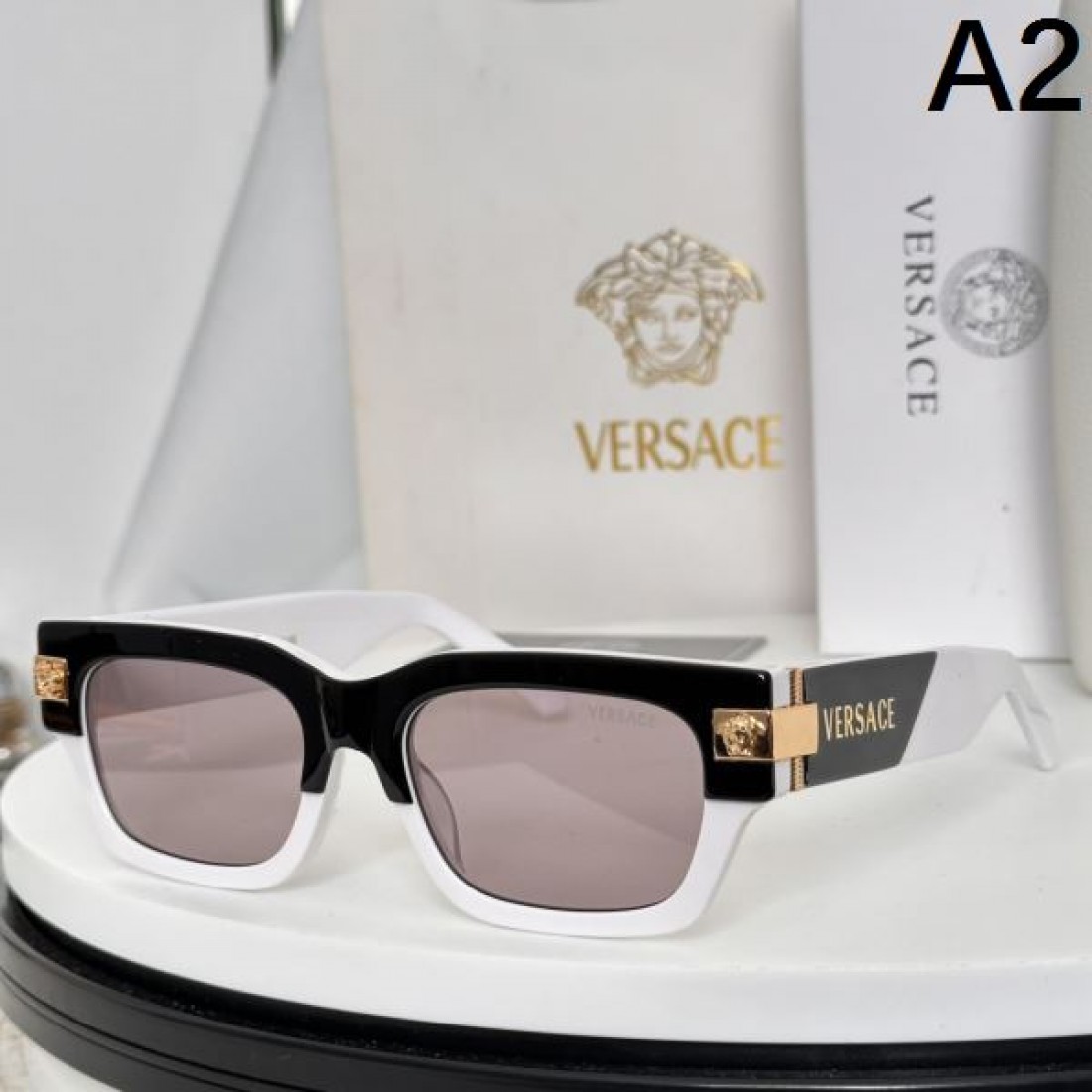 力強く洗練された スタイル ヴェルサーチェ コピー サングラス VERSACE