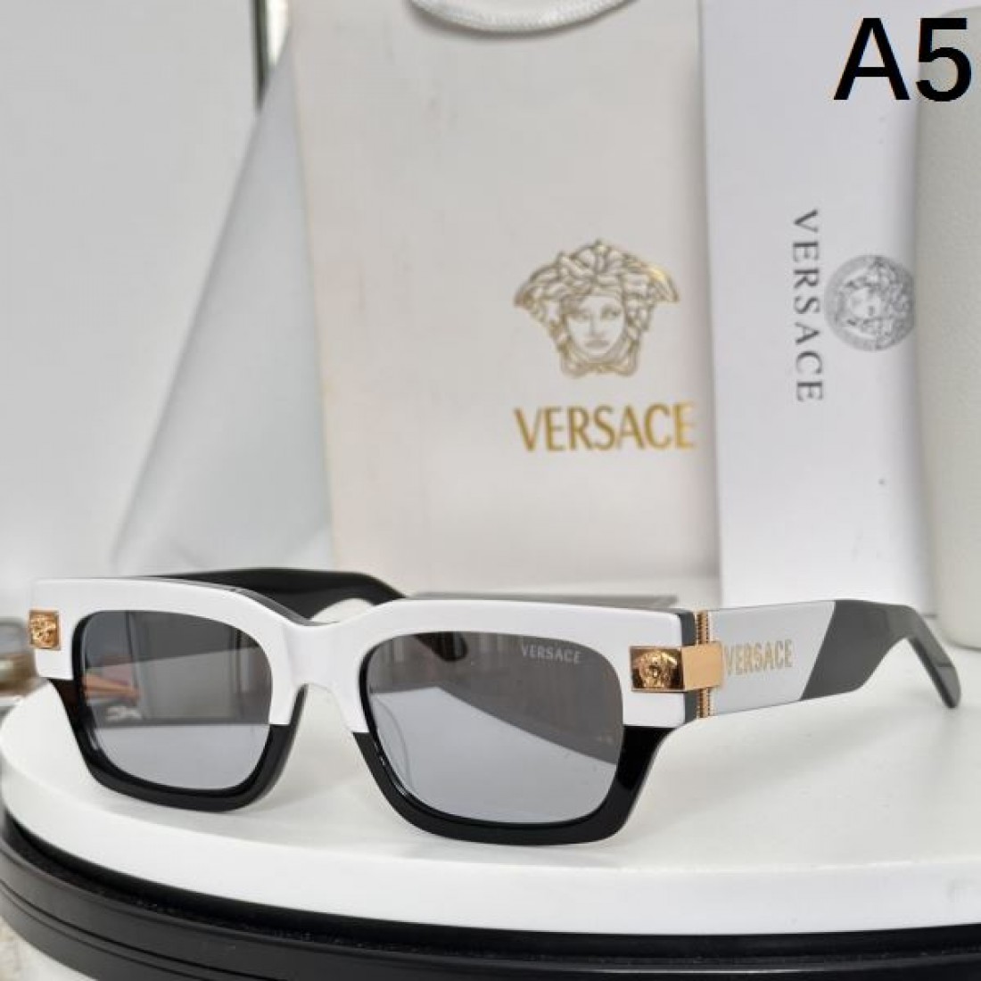 力強く洗練された スタイル ヴェルサーチェ コピー サングラス VERSACE
