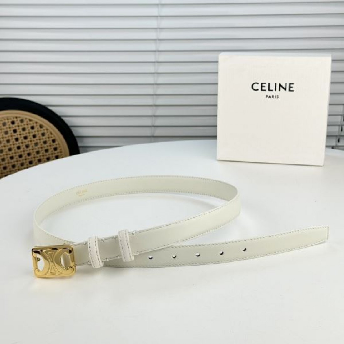 注目度抜群の CELINE セリーヌ コピーベルト モダンで優雅に