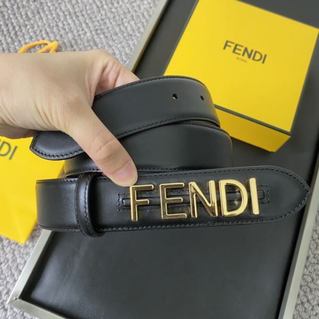  存在感のある FENDI モダン クラシカルな フェンデイ コピー ベルト