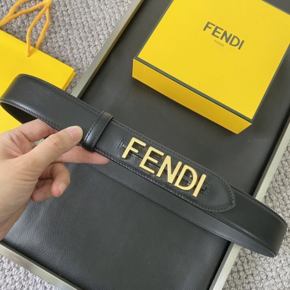  存在感のある FENDI モダン クラシカルな フェンデイ コピー ベルト