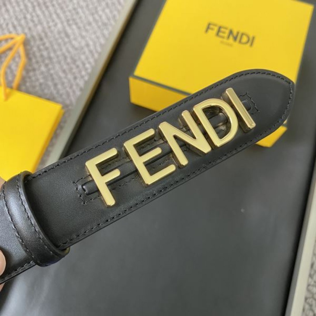  存在感のある FENDI モダン クラシカルな フェンデイ コピー ベルト