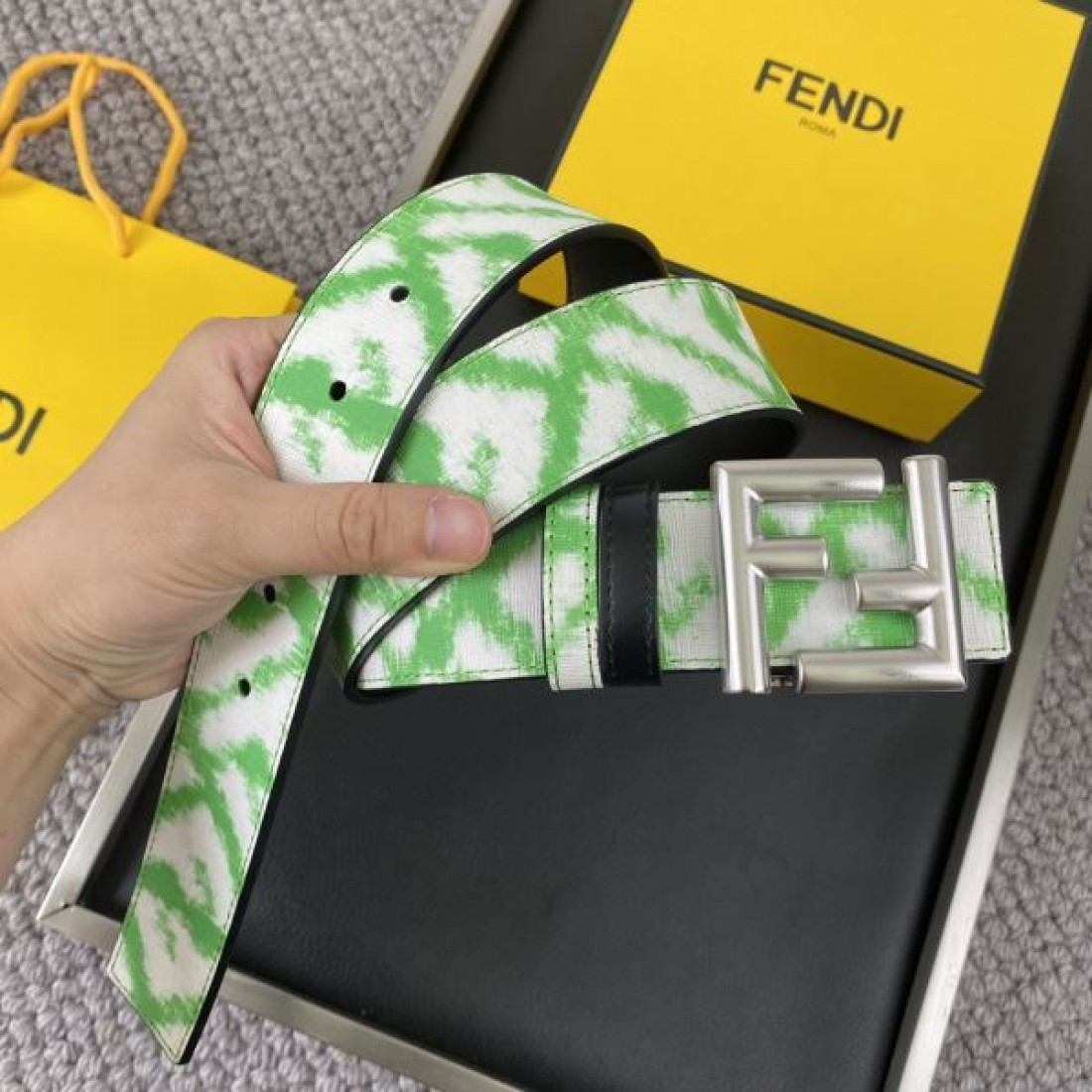 フェンデイ コピー ベルト 高級感 洗練された 上品な印象 FENDI