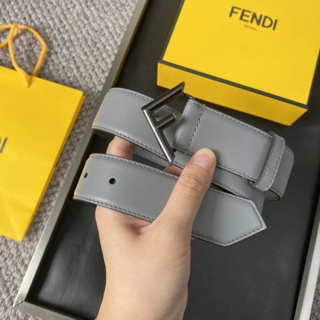 上質感あふれる FENDI ユニセックスな フェンデイ スーパー コピー ベルト
