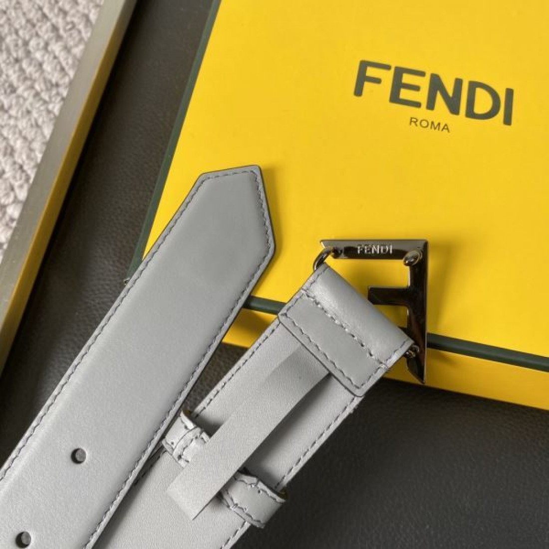 上質感あふれる FENDI ユニセックスな フェンデイ スーパー コピー ベルト