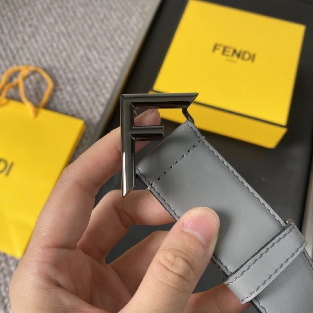 上質感あふれる FENDI ユニセックスな フェンデイ スーパー コピー ベルト