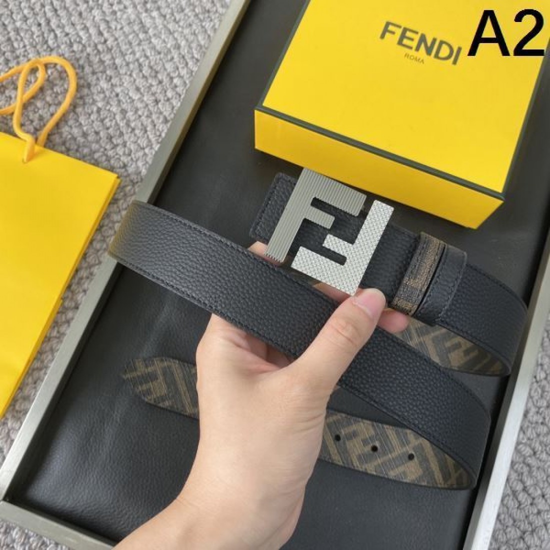 クラシック モダンなデザインの FENDI フェンデイ スーパー コピー ベルト