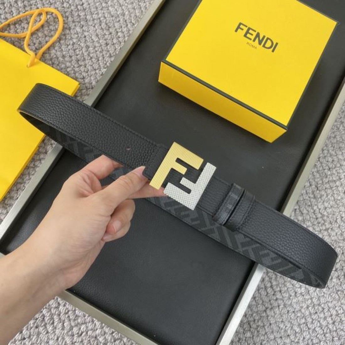 クラシック モダンなデザインの FENDI フェンデイ スーパー コピー ベルト