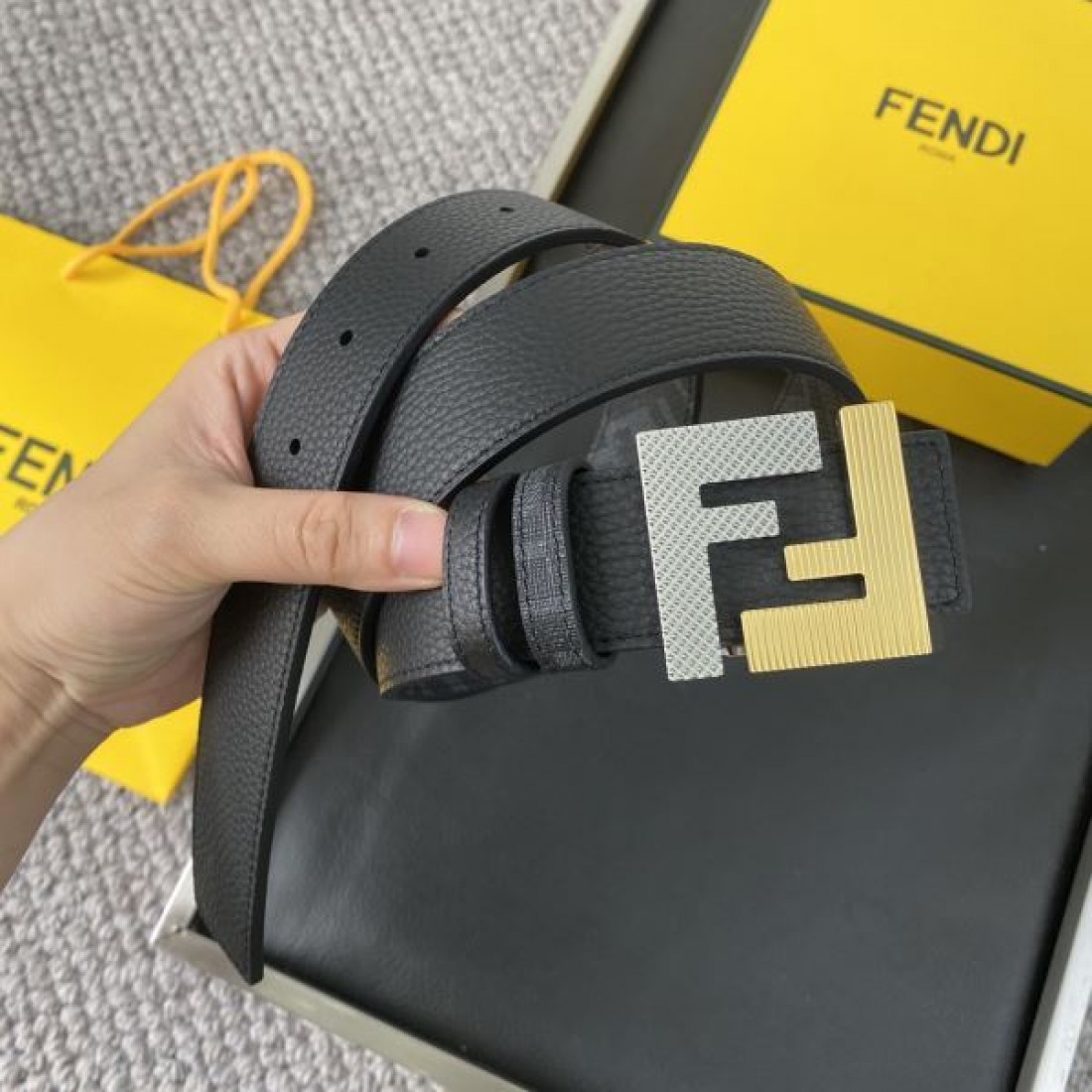 クラシック モダンなデザインの FENDI フェンデイ スーパー コピー ベルト