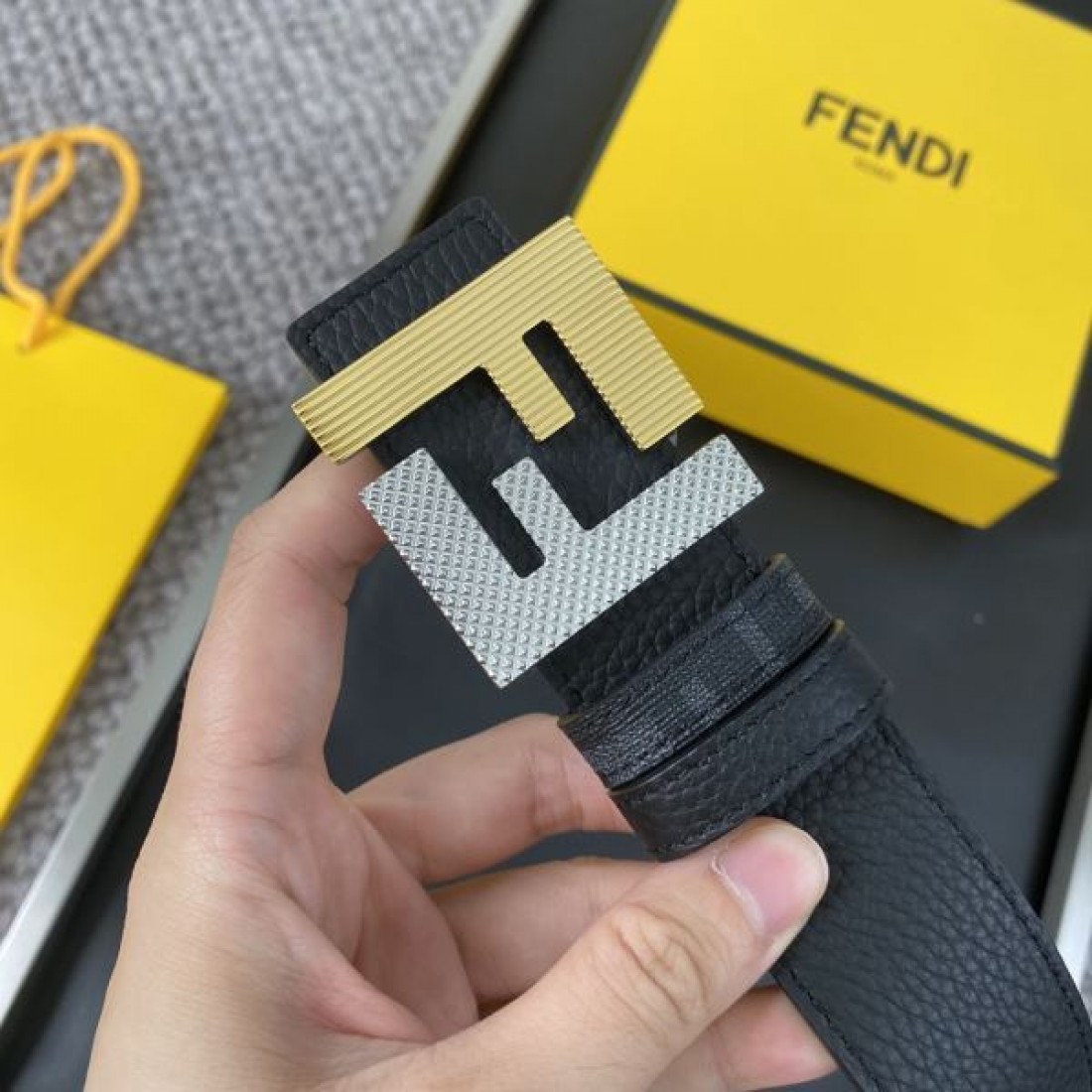 クラシック モダンなデザインの FENDI フェンデイ スーパー コピー ベルト