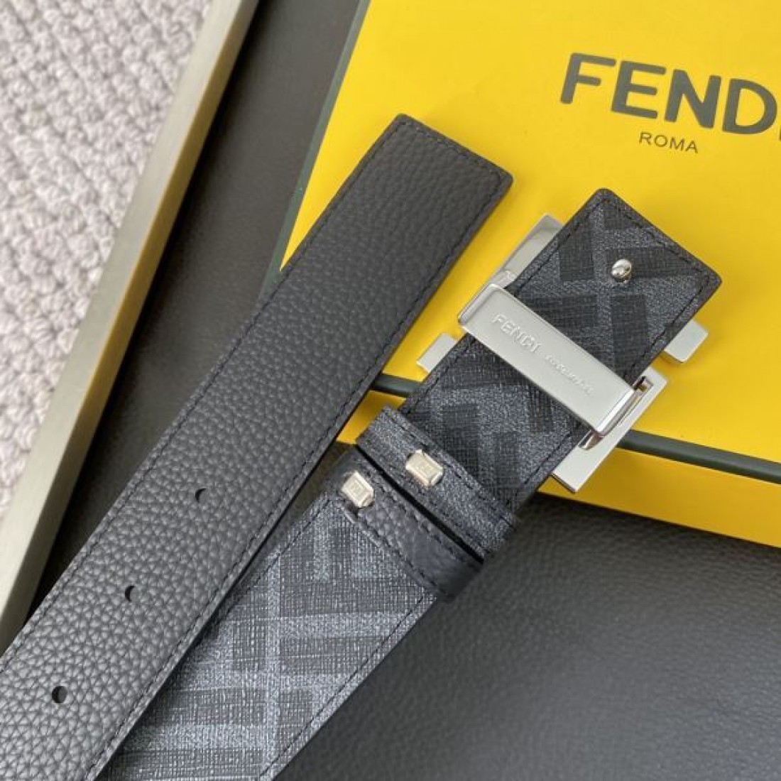 クラシック モダンなデザインの FENDI フェンデイ スーパー コピー ベルト