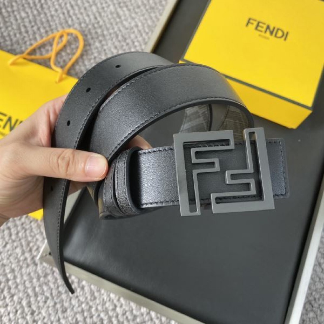 フェンデイ スーパー コピー ベルト 大人っぽい お洒落な印象 FENDI 