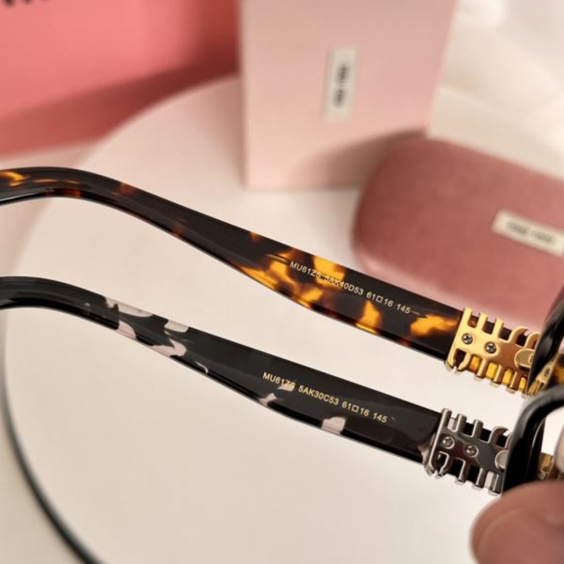 フェミニンな お洒落な MIU MIU ミュウミュウ コピー サングラス 