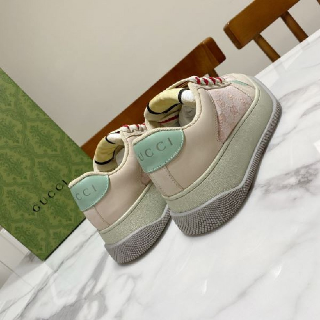 洗練された 高級感のある 上質な GUCCI グッチ スーパーコピー カジュアルシューズ