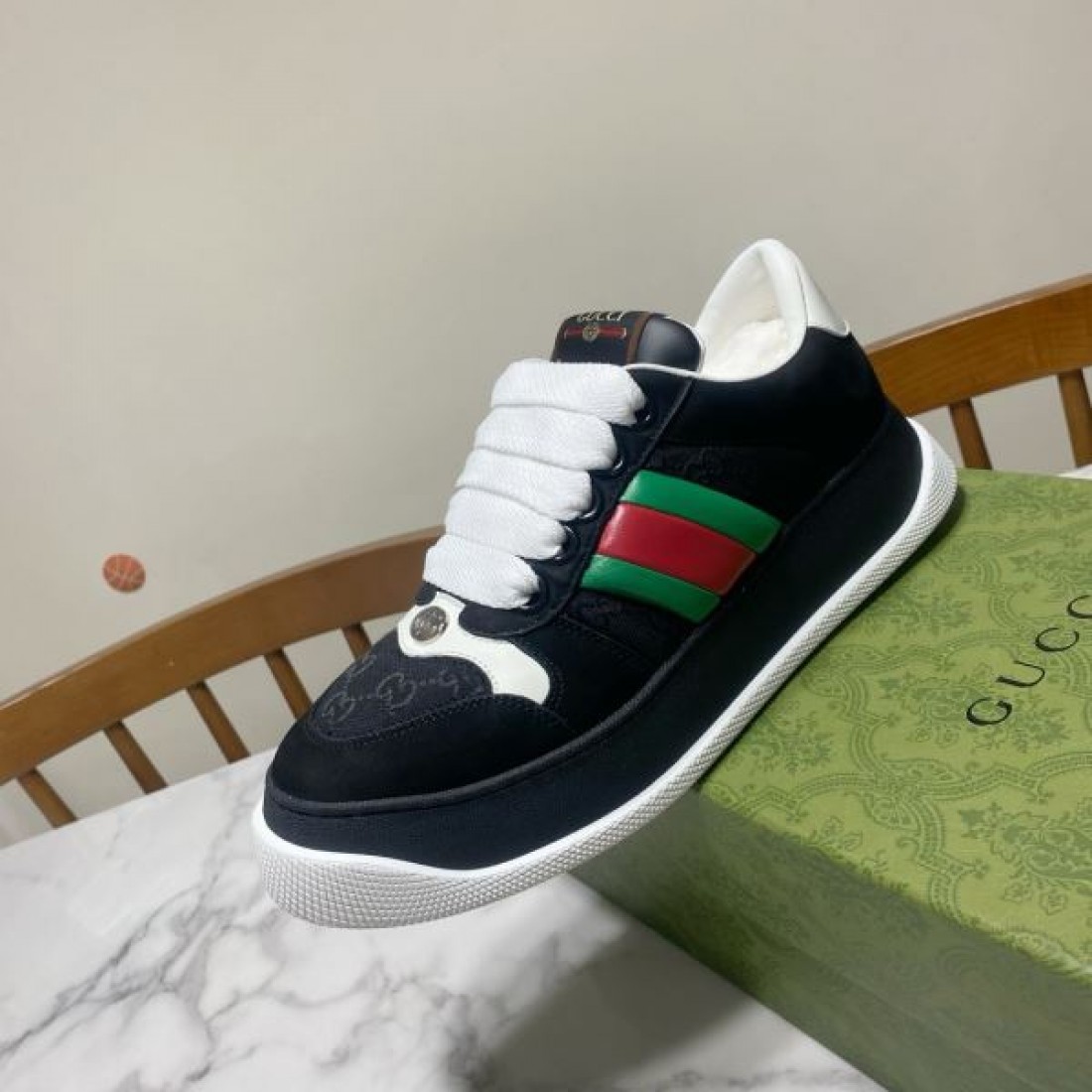 スタイリッシュな GUCCI グッチ コピー カジュアルシューズ 快適な 上質な