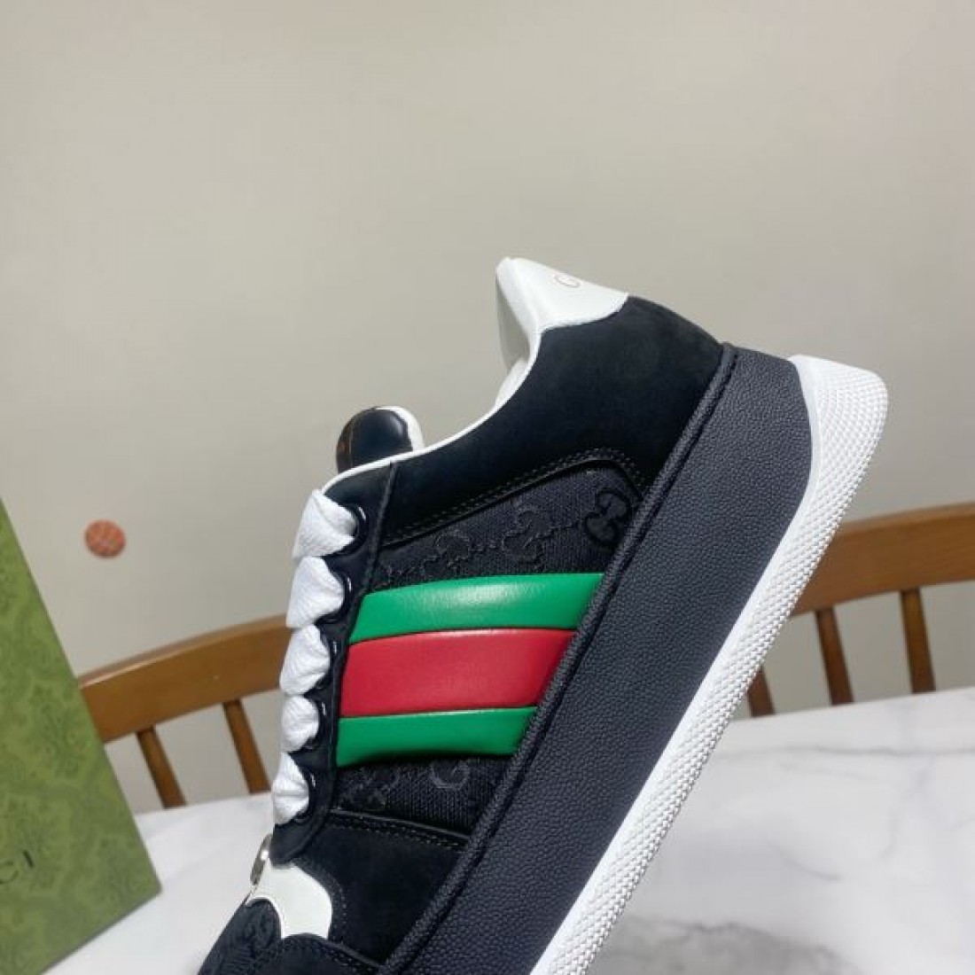 スタイリッシュな GUCCI グッチ コピー カジュアルシューズ 快適な 上質な