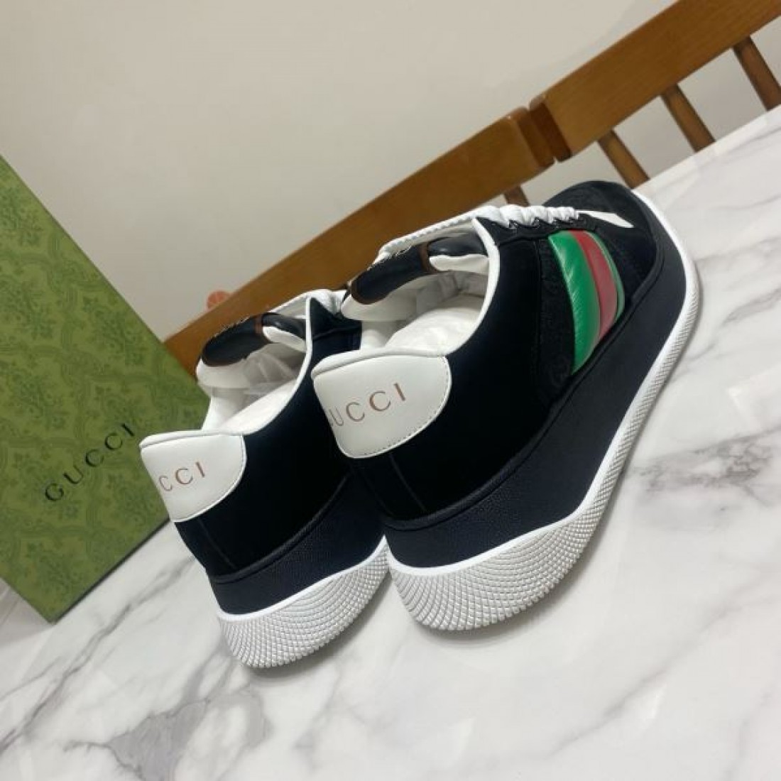 スタイリッシュな GUCCI グッチ コピー カジュアルシューズ 快適な 上質な