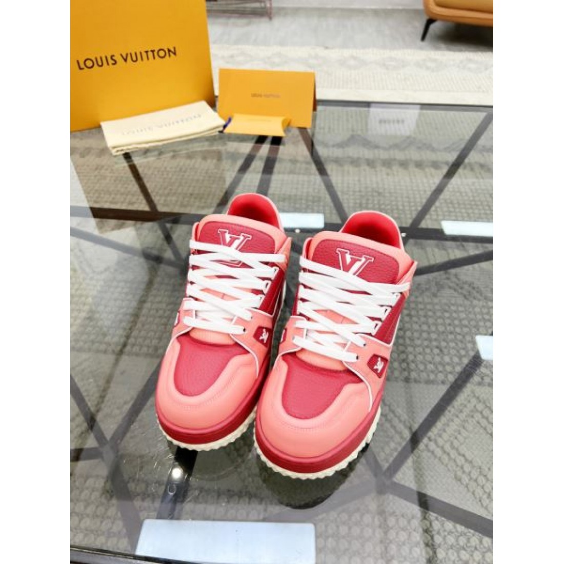 上品な 洗練された LOUIS VUITTON ルイヴィトン コピー カジュアルシューズ
