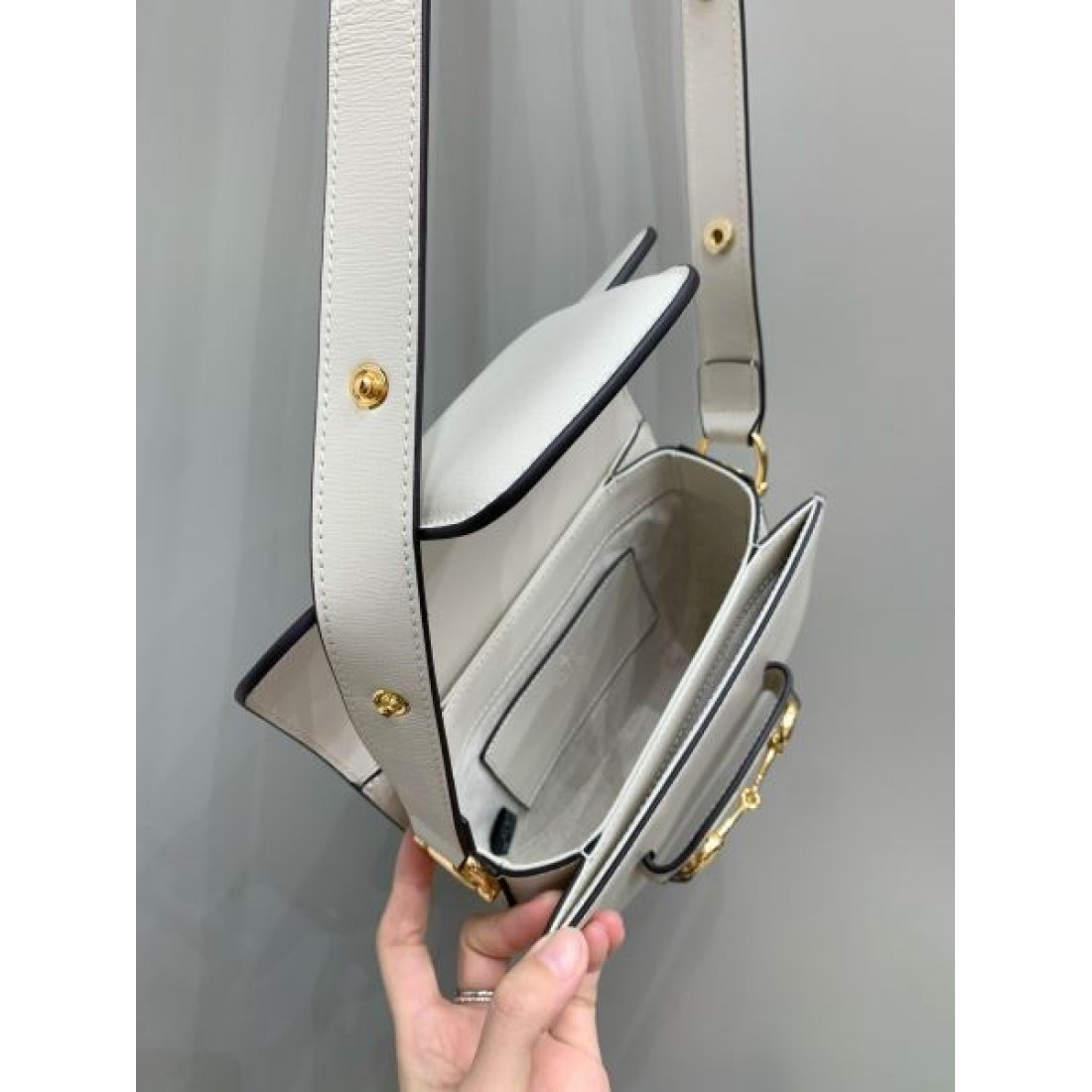GUCCI グッチ 偽物 ショルダーバッグ モダンでフェミニンな輝き