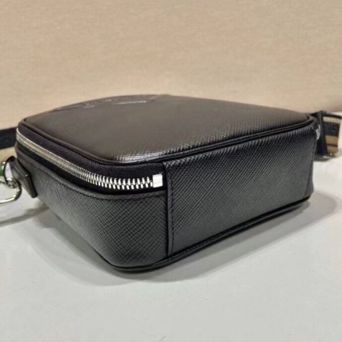 モダンでコンパクトな PRADA プラダ コピー ショルダーバッグ が人気